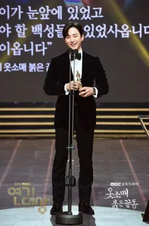 ▲李俊昊拿下演技獎時，不是用演員李俊昊介紹自己，而是「2PM李俊昊」。（圖／翻攝自MBC）