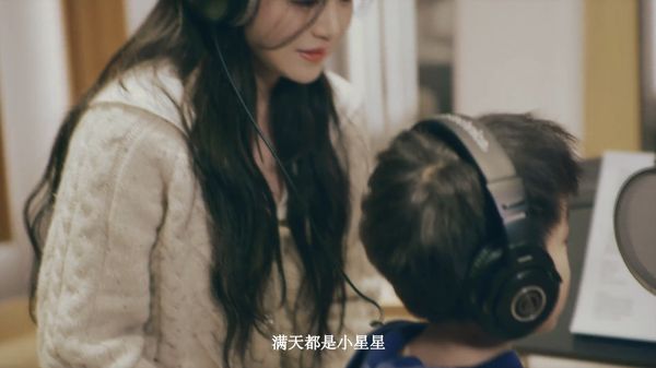 ▲陳妍希為兒子寫歌，母子倆一起拍攝MV。（圖／翻攝自陳妍希微博）