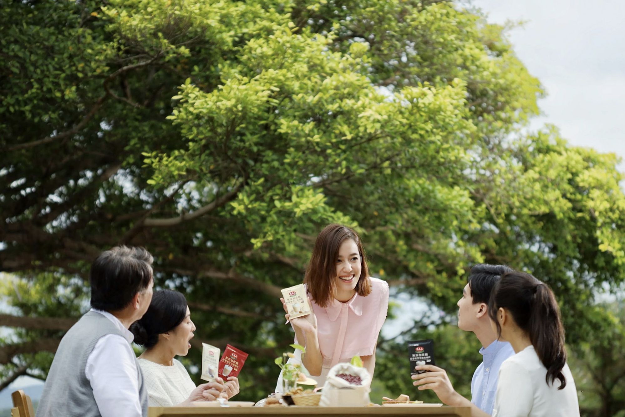 ▲陳庭妮為『無添加蔗糖紅藜麥核桃飲』系列拍攝廣告，在眾多令人又愛又怕的甜點選擇題中，帶來自信輕盈的答案。（圖／馬玉山提供）