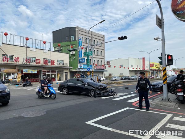 ▲台南市永康區崑大路與崑大路155巷口，下午發生自小客車相撞車禍，並波及3輛停放路旁機車，其中1名駕駛人受傷送醫。（圖／記者林悅翻攝，下同）