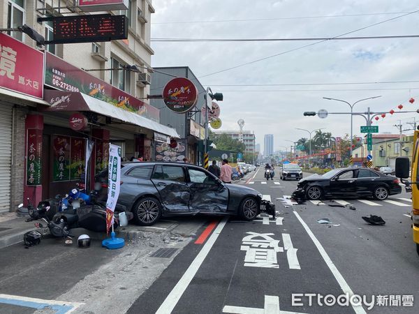 ▲台南市永康區崑大路與崑大路155巷口，下午發生自小客車相撞車禍，並波及3輛停放路旁機車，其中1名駕駛人受傷送醫。（圖／記者林悅翻攝，下同）