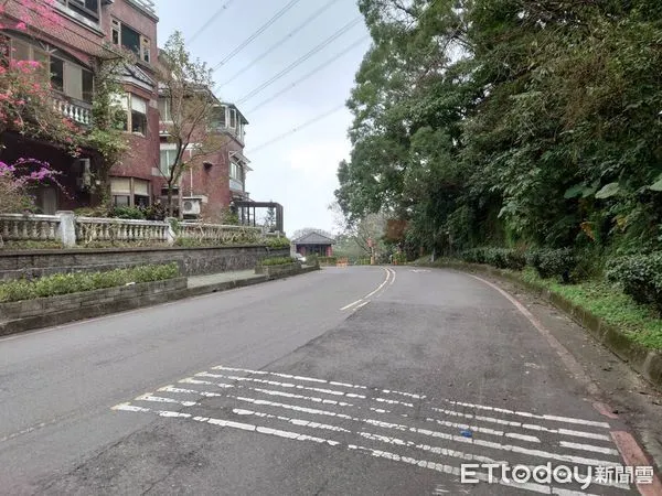 ▲▼ 新店安祥路的一處社區昨天深夜有男子滿臉是血被丟棄路邊，經送醫急救宣告不治。（圖／記者陳以昇攝）