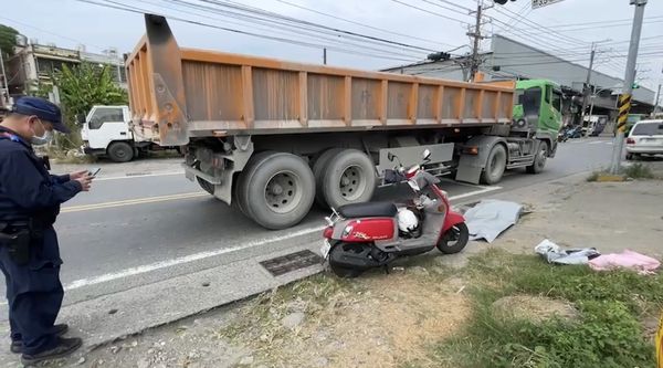 ▲▼2女雙載遭大車輾斃！老婦女兒急奔現場，居民嘆：這路幾乎天天車禍。（圖／記者吳世龍翻攝）