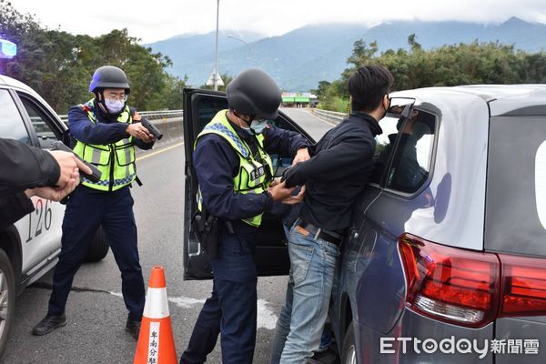 ▲台東警察分局實施防搶及圍捕演練。（圖／記者楊漢聲翻攝）