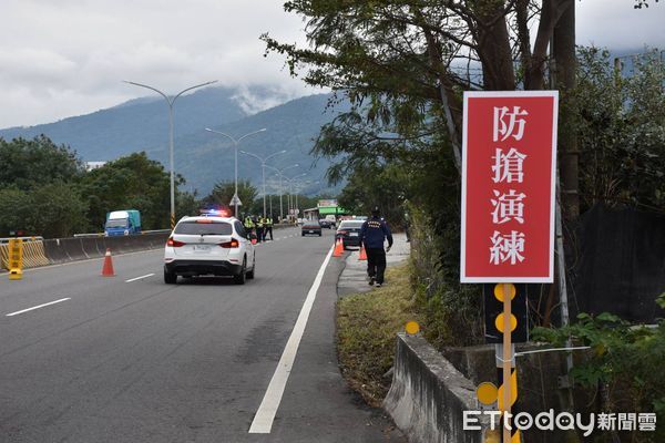 ▲台東警察分局實施防搶及圍捕演練。（圖／記者楊漢聲翻攝）