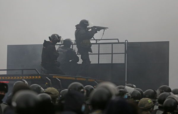 ▲▼ 哈薩克第一大城阿拉木圖爆發抗議，執法人員站在路障後方。（圖／路透）