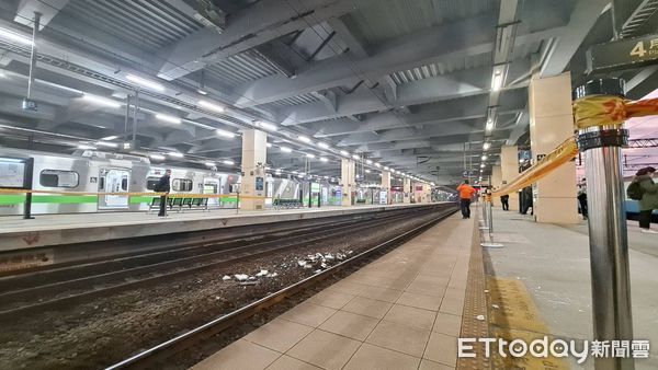 ▲▼七堵車站天花板剝落。（圖／記者郭世賢翻攝）