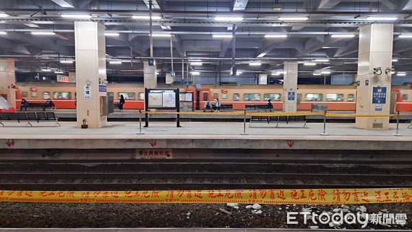 ▲▼七堵車站天花板剝落。（圖／記者郭世賢翻攝）