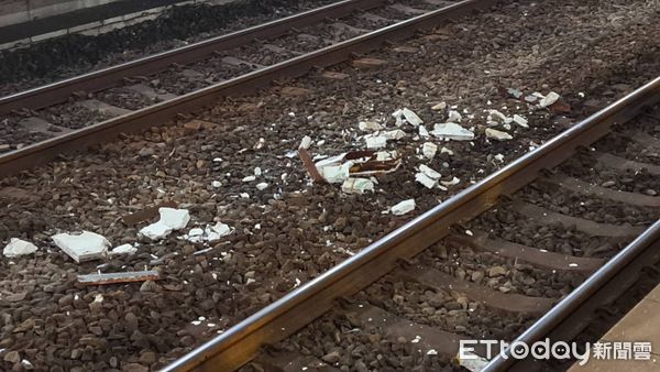 ▲▼七堵車站天花板剝落。（圖／記者郭世賢翻攝）