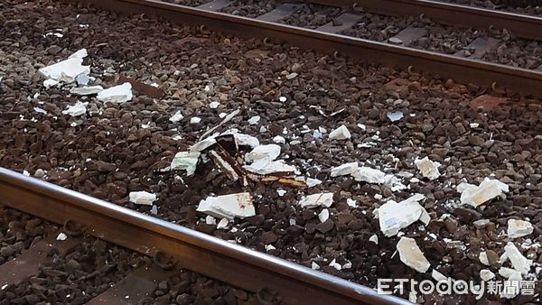 ▲▼七堵車站天花板剝落。（圖／記者郭世賢翻攝）