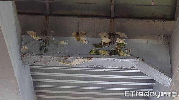 ▲▼七堵車站天花板剝落。（圖／記者郭世賢翻攝）