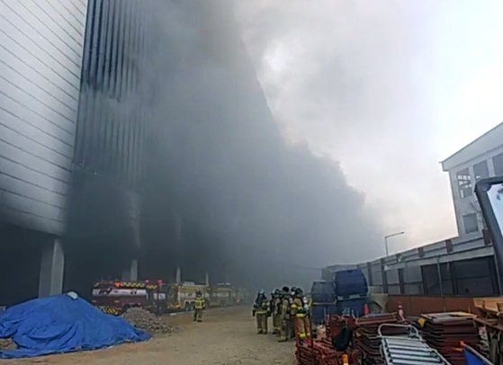 ▲▼南韓京畿道平澤市一處興建中的冷凍倉庫傳出火災，３名消防人員死亡。（圖／京畿道消防災難本部）