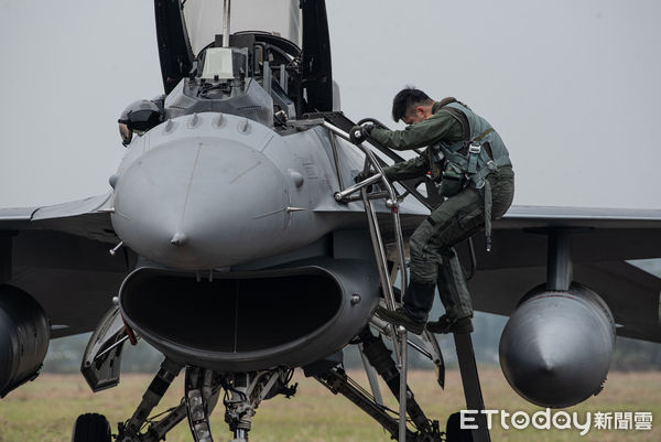 ▲國軍111年春節加強戰備，實施F16V緊急起飛作業。（圖／記者林敬旻攝）