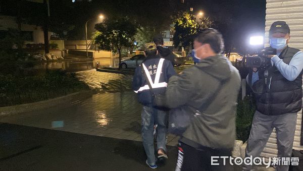 ▲▼北市爆發廢土濫倒牟利案件，綽號毛毛蟲的土方公會理事長深夜被諭令500萬元交保，同案被告離開。（圖／記者游宗樺攝）