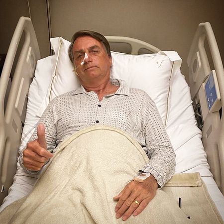 ▲▼巴西總波索納洛（Jair Bolsonaro）因腸阻塞在聖保羅住院2天後於5日出院，醫生表示起因是「沒有嚼爛蝦子」。（圖／翻攝自波索納洛官方推特）