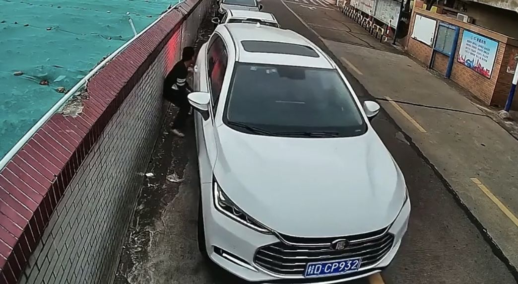 ▲▼ 廣西男路邊泊車屢失敗，徒手拉車進車位。（圖／翻攝自影片）