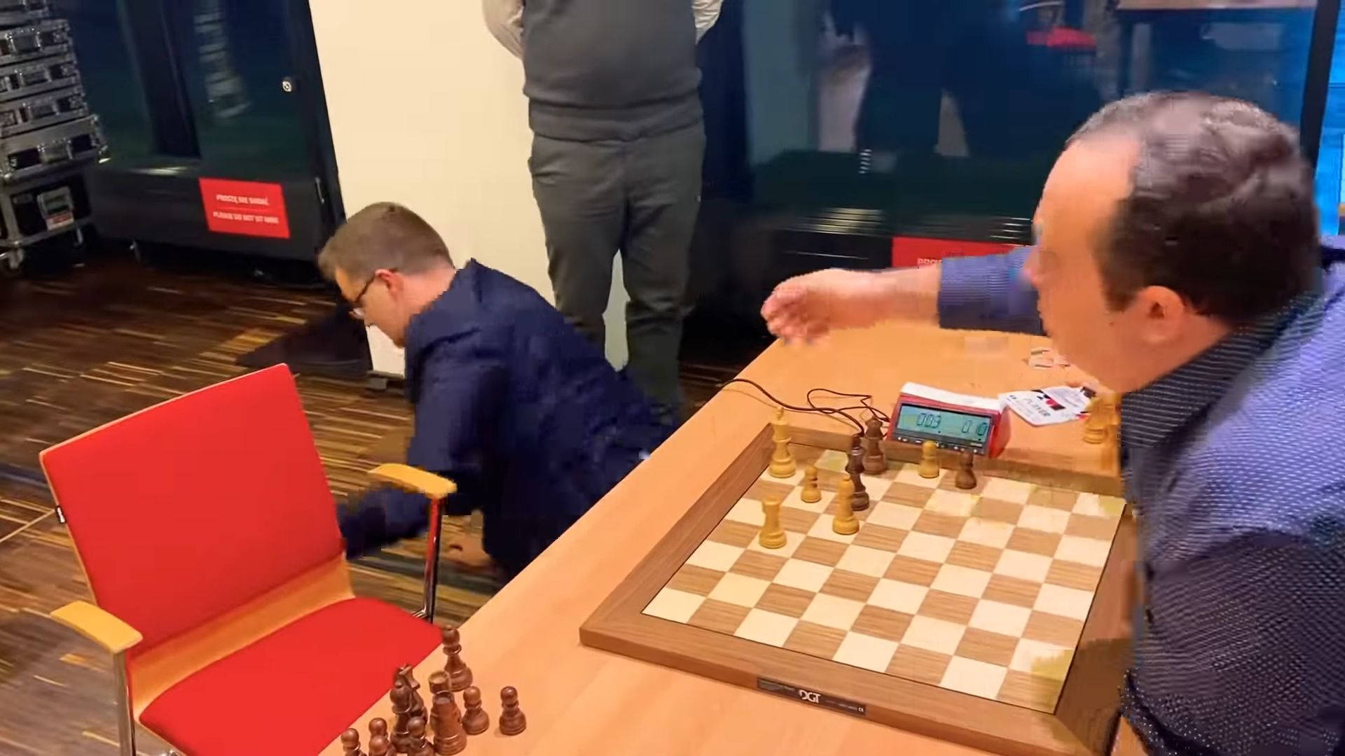 ▲▼西洋棋手跌倒。（圖／翻攝自YouTube／Anti-Chess24）