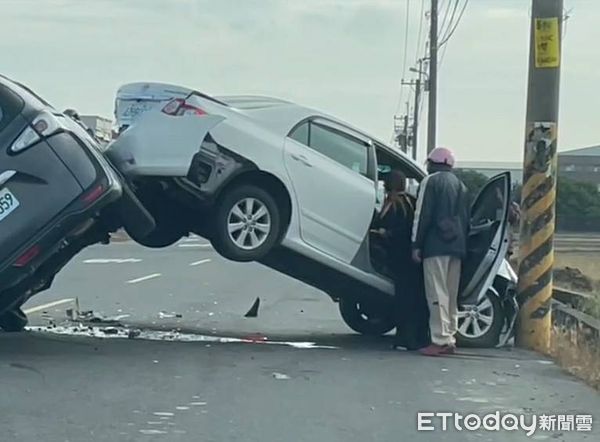 ▲▼ 嘉義民雄兩車相撞形成特殊畫面。（圖／記者翁伊森翻攝）