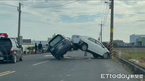 ▲▼ 嘉義民雄兩車相撞形成特殊畫面。（圖／記者翁伊森翻攝）