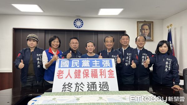 ▲國民黨台南市議會黨團開心分享，台南老人終於可以領到健保補助費1千元喜訊。（圖／記者林悅翻攝，下同）