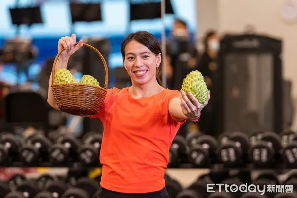 ▲郭婞淳拍攝行銷影片，力挺家鄉鳳梨釋迦。（圖／記者楊漢聲翻攝）