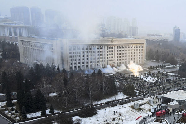 ▲▼哈薩克示威，市政大樓被抗議群眾包圍。（圖／達志影像／美聯社）