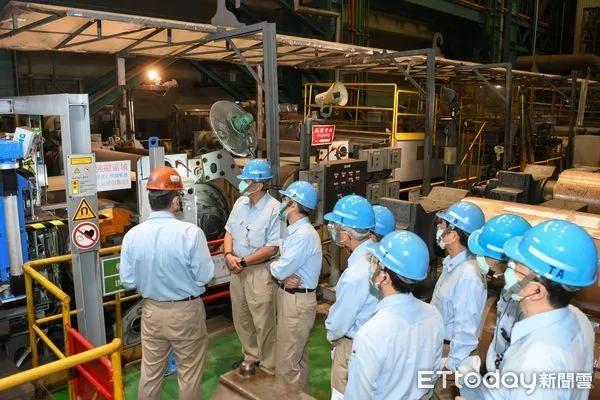 ▲中鋼公司董事長翁朝棟(左2)、總經理王錫欽(左3)巡視熱浸鍍鋅智能化產線。（圖／中鋼提供）