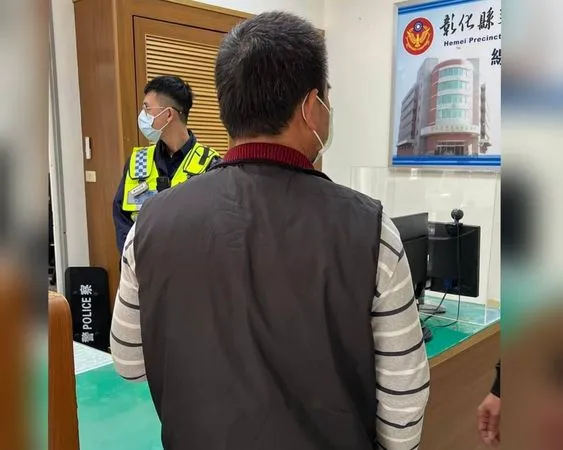 ▲失蹤少女父親焦急在派出所等待。（圖／彰化縣議員賴清美提供）