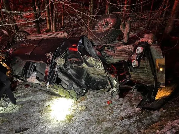 小貨車翻覆損壞嚴重。（圖／翻攝自New Hampshire State Police）