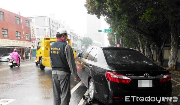 ▲法務部執行署桃園分署上月底在桃園區正光路拖吊鄭姓男愛車。（圖／記者沈繼昌翻攝）