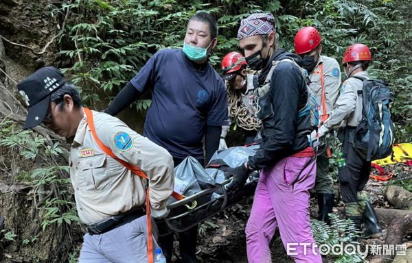 ▲搜救隊人員將臥龍洞喪命情侶遺體運送下山。（圖／神鷹山區搜救隊提供）