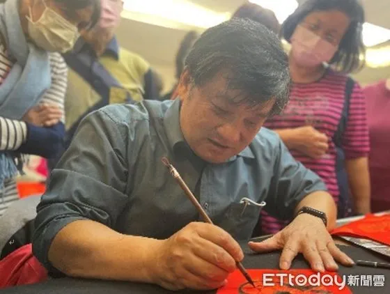 ▲長榮大學永續教育學院，舉辦「虎年創意揮毫」課程，由課程講師翁銘宏，與樂齡學員們一同揮毫，迎接金虎年來臨。（圖／記者林悅翻攝，下同）