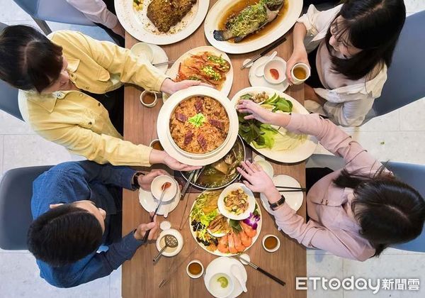 ▲高雄福華5家餐廳皆推出年菜外帶料理，過年期間訂位詢問率超高。（圖／福華大飯店提供）