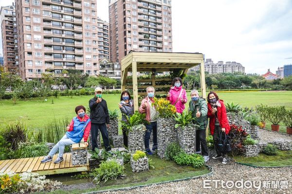 ▲青年景觀競賽活化市區空間 結合花海打造淡水輕軌美拍新亮點。（圖／新北市景觀處提供）