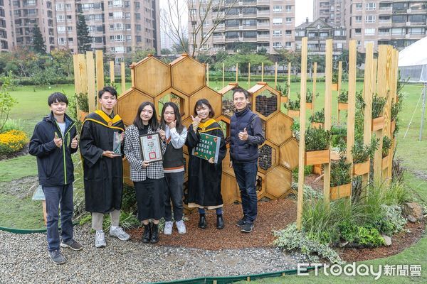 ▲青年景觀競賽活化市區空間 結合花海打造淡水輕軌美拍新亮點。（圖／新北市景觀處提供）