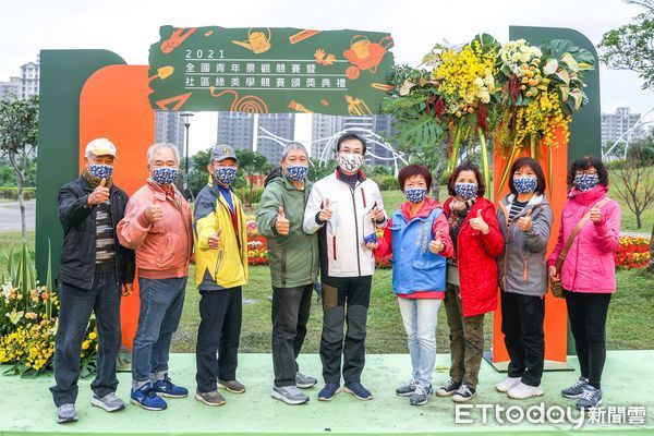 ▲青年景觀競賽活化市區空間 結合花海打造淡水輕軌美拍新亮點。（圖／新北市景觀處提供）