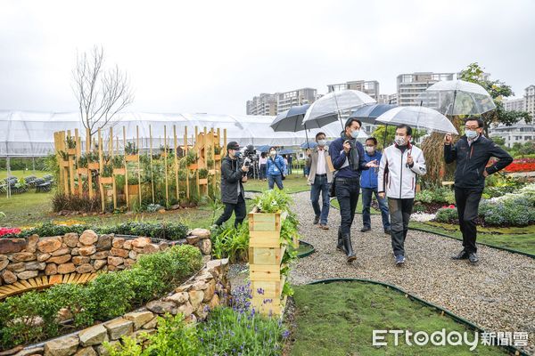 ▲青年景觀競賽活化市區空間 結合花海打造淡水輕軌美拍新亮點。（圖／新北市景觀處提供）