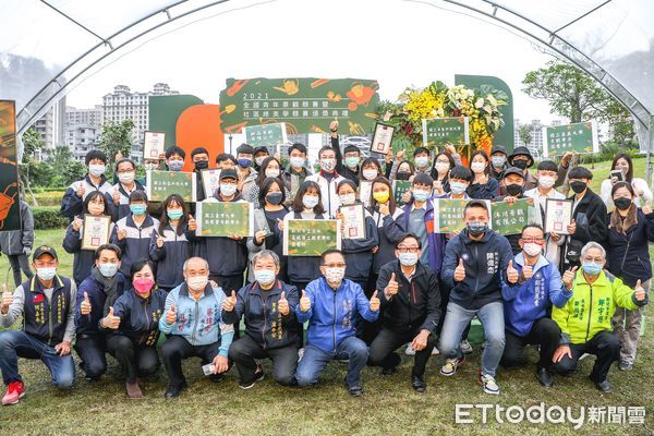 ▲青年景觀競賽活化市區空間 結合花海打造淡水輕軌美拍新亮點。（圖／新北市景觀處提供）