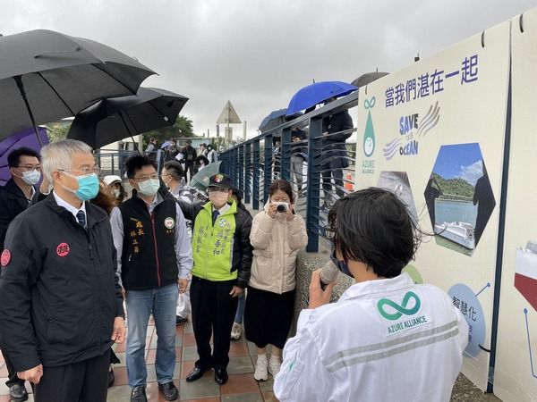 ▲對抗海洋塑膠，竹圍漁港出動「湛鬥機」。（圖／環保局提供）