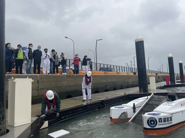 ▲對抗海洋塑膠，竹圍漁港出動「湛鬥機」。（圖／環保局提供）