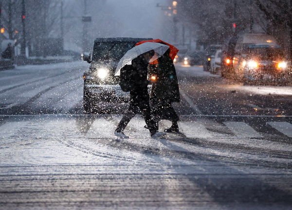 ▲▼東京零下0.4度「積雪10公分」　4年來首次發布大雪警報。（圖／路透）