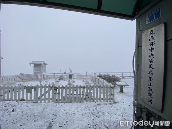 ▲玉山北峰凌晨2時後再降2波冰霰，氣象站外地面累積0.5公分。（圖／玉山國家公園管理處提供）