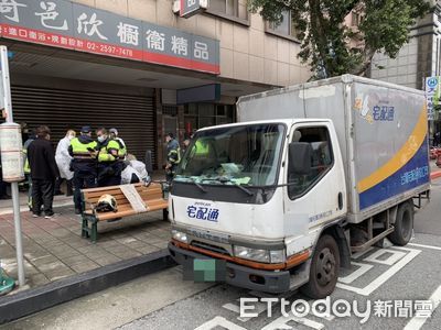 北市女路邊等公車竟被撞死！小貨車倒車捲入輪下　搶命1hr不治