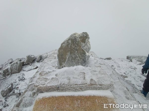 ▲▼玉山主峰風口、主峰亦有積雪結冰。（圖／山友鄧鈞澤提供）