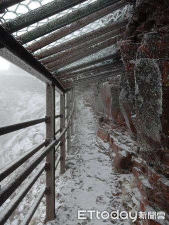 ▲玉山北峰上午9時起飄雪約1小時，主峰風口、主峰亦有積雪結冰。（圖／山友鄧鈞澤、玉山國家管理處提供）