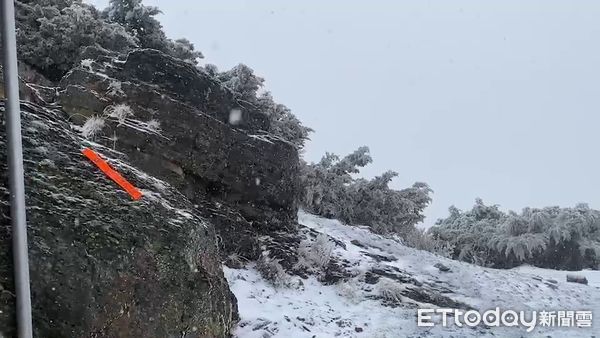 ▲玉山北峰上午9時起飄雪。（圖／玉山國家管理處提供）