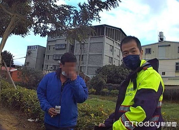 ▲吳姓男子未戴口罩邊騎車邊抽煙為員警攔下。（圖／大園警分局提供）