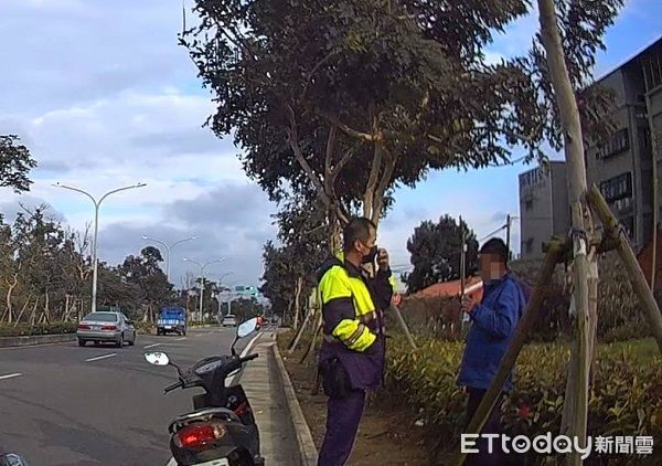 ▲▼員警聞到吳男身上濃濃酒味，予以酒測結超標。（圖／大園警分局提供）