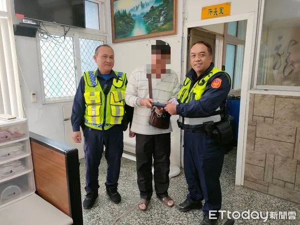 ▲泰武分駐所唐榮副所長及警員何主恩撿到宋男手機             。（圖／記者陳崑福翻攝）