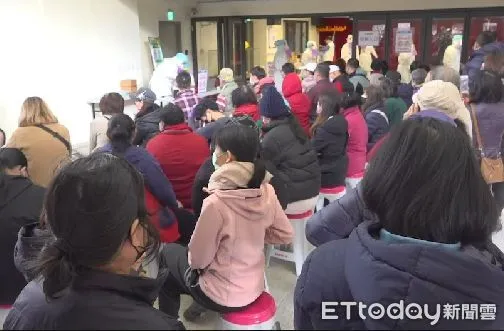 ▲▼桃機爆發群聚，貿東里活動中心里民排隊準備採檢 。（圖／記者陳煥丞攝 ）